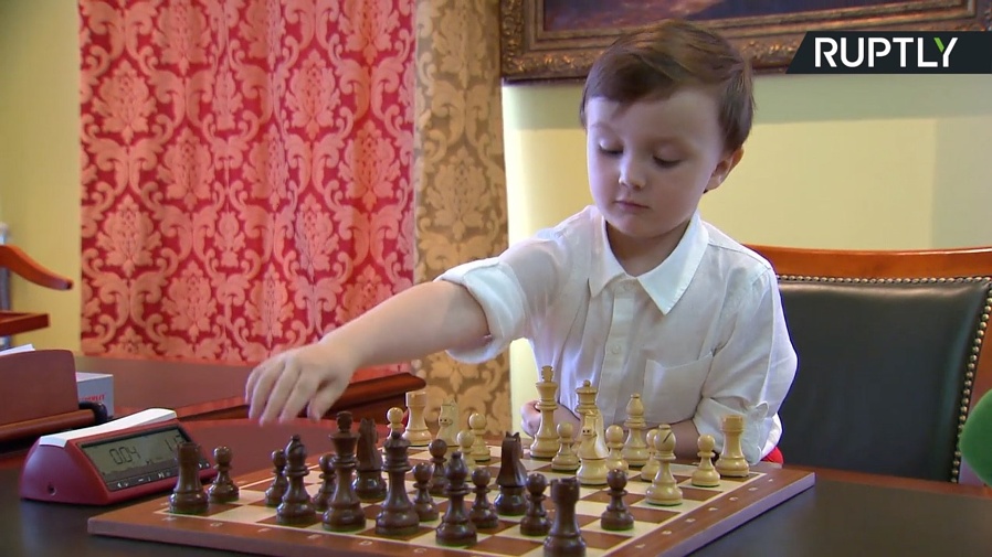 Le jeune prodige des échecs Misha Osipov